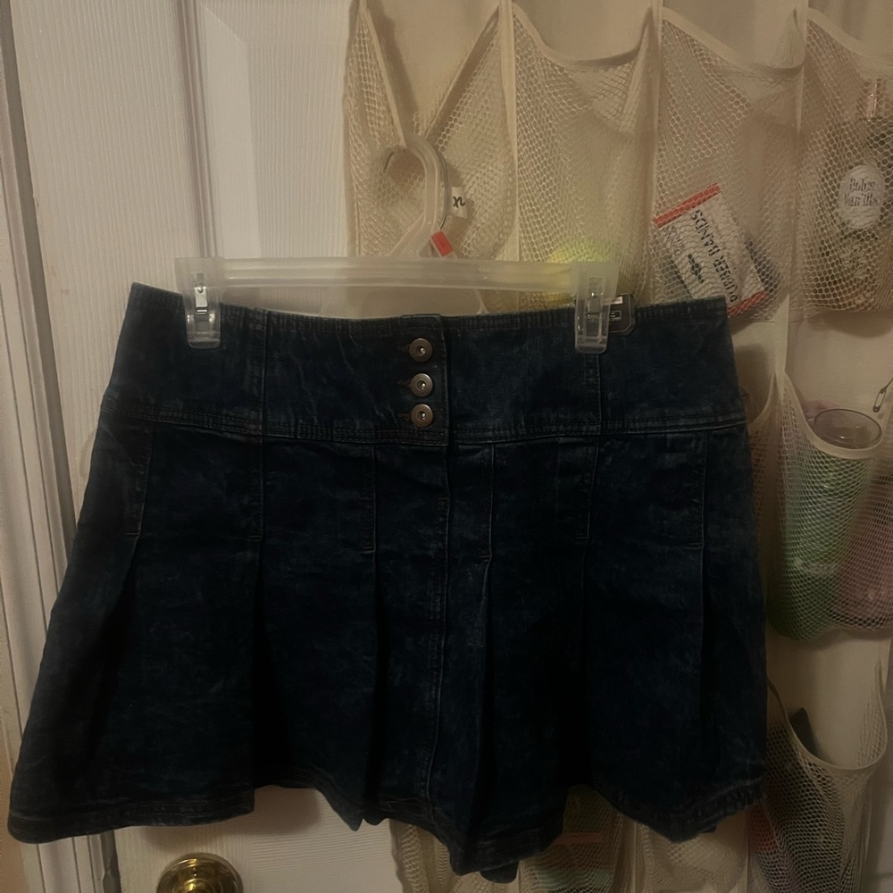 I am selling a brand new Blue Jean jacket. The brand is No Boundaries.